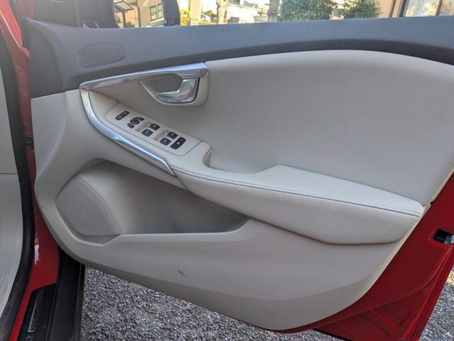 V40 クロスカントリーT5 AWD SEアンミカセレクション 走行距離16819km アンミカセレクション50台限定車 パノラマガラスルーフ アイボリー皮シート 内装ウッドパネル 18インチアルミ AWD(31枚目)
