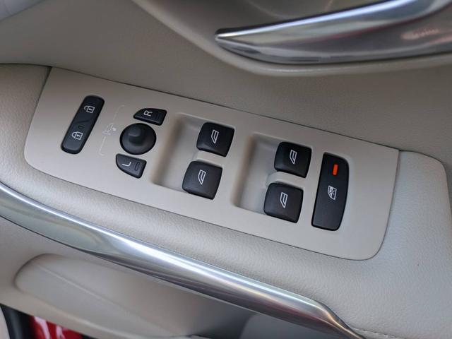 V40 クロスカントリーT5 AWD SEアンミカセレクション 走行距離16819km アンミカセレクション50台限定車 パノラマガラスルーフ アイボリー皮シート 内装ウッドパネル 18インチアルミ AWD(32枚目)
