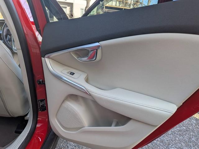 V40 クロスカントリーT5 AWD SEアンミカセレクション 走行距離16819km アンミカセレクション50台限定車 パノラマガラスルーフ アイボリー皮シート 内装ウッドパネル 18インチアルミ AWD(37枚目)