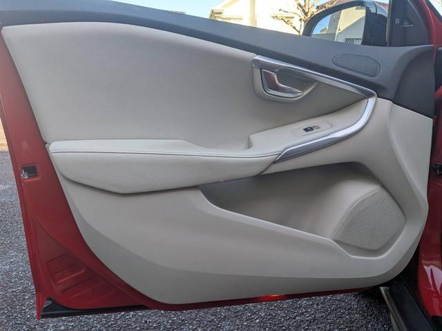 V40 クロスカントリーT5 AWD SEアンミカセレクション 走行距離16819km アンミカセレクション50台限定車 パノラマガラスルーフ アイボリー皮シート 内装ウッドパネル 18インチアルミ AWD(49枚目)