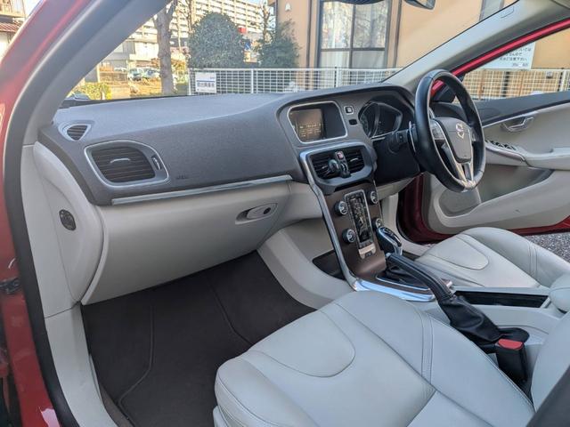 V40 クロスカントリーT5 AWD SEアンミカセレクション 走行距離16819km アンミカセレクション50台限定車 パノラマガラスルーフ アイボリー皮シート 内装ウッドパネル 18インチアルミ AWD(53枚目)
