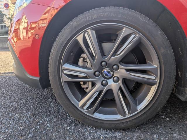 V40 クロスカントリーT5 AWD SEアンミカセレクション 走行距離16819km アンミカセレクション50台限定車 パノラマガラスルーフ アイボリー皮シート 内装ウッドパネル 18インチアルミ AWD(67枚目)