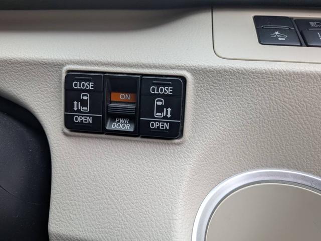 シエンタ Ｇ　助手席回転チルトシート車Ｂタイプ　７人乗り　人気のブラック／ブルーのツートンカラー　純正ナビＮ５２Ｔ－Ｗ６６Ｔ　テレビ　バックモニター　純正１６インチアルミ　左右パワースライドドア　シートヒーター（8枚目）