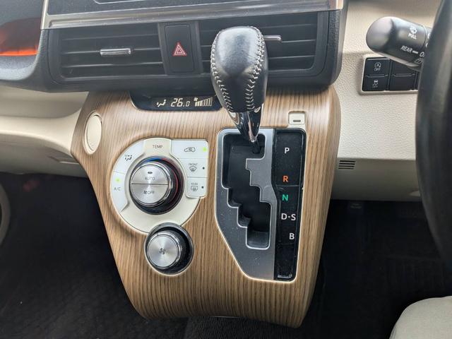 シエンタ Ｇ　助手席回転チルトシート車Ｂタイプ　７人乗り　人気のブラック／ブルーのツートンカラー　純正ナビＮ５２Ｔ－Ｗ６６Ｔ　テレビ　バックモニター　純正１６インチアルミ　左右パワースライドドア　シートヒーター（12枚目）