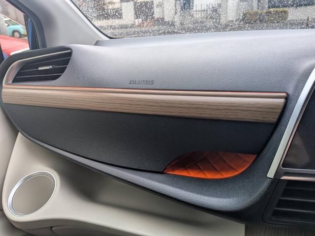 シエンタ Ｇ　助手席回転チルトシート車Ｂタイプ　７人乗り　人気のブラック／ブルーのツートンカラー　純正ナビＮ５２Ｔ－Ｗ６６Ｔ　テレビ　バックモニター　純正１６インチアルミ　左右パワースライドドア　シートヒーター（14枚目）