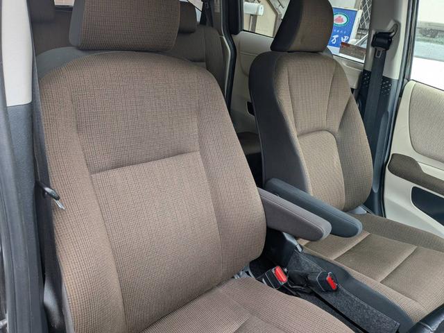 シエンタ Ｇ　助手席回転チルトシート車Ｂタイプ　７人乗り　人気のブラック／ブルーのツートンカラー　純正ナビＮ５２Ｔ－Ｗ６６Ｔ　テレビ　バックモニター　純正１６インチアルミ　左右パワースライドドア　シートヒーター（17枚目）