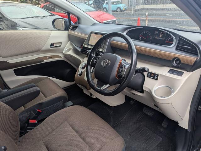 シエンタ Ｇ　助手席回転チルトシート車Ｂタイプ　７人乗り　人気のブラック／ブルーのツートンカラー　純正ナビＮ５２Ｔ－Ｗ６６Ｔ　テレビ　バックモニター　純正１６インチアルミ　左右パワースライドドア　シートヒーター（21枚目）