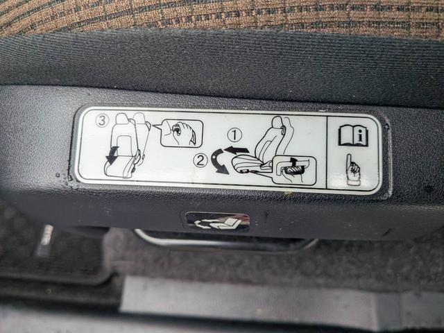 シエンタ Ｇ　助手席回転チルトシート車Ｂタイプ　７人乗り　人気のブラック／ブルーのツートンカラー　純正ナビＮ５２Ｔ－Ｗ６６Ｔ　テレビ　バックモニター　純正１６インチアルミ　左右パワースライドドア　シートヒーター（32枚目）