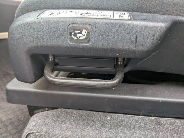 シエンタ Ｇ　助手席回転チルトシート車Ｂタイプ　７人乗り　人気のブラック／ブルーのツートンカラー　純正ナビＮ５２Ｔ－Ｗ６６Ｔ　テレビ　バックモニター　純正１６インチアルミ　左右パワースライドドア　シートヒーター（33枚目）