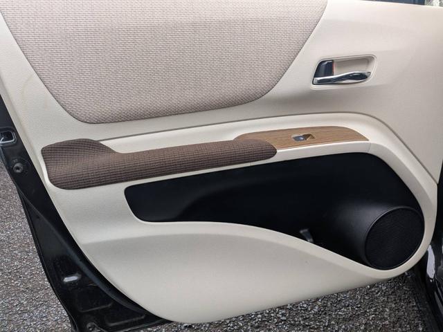 シエンタ Ｇ　助手席回転チルトシート車Ｂタイプ　７人乗り　人気のブラック／ブルーのツートンカラー　純正ナビＮ５２Ｔ－Ｗ６６Ｔ　テレビ　バックモニター　純正１６インチアルミ　左右パワースライドドア　シートヒーター（34枚目）