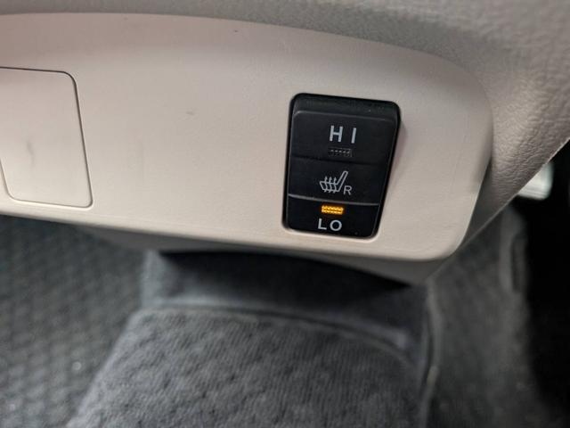 シエンタ Ｇ　助手席回転チルトシート車Ｂタイプ　７人乗り　人気のブラック／ブルーのツートンカラー　純正ナビＮ５２Ｔ－Ｗ６６Ｔ　テレビ　バックモニター　純正１６インチアルミ　左右パワースライドドア　シートヒーター（56枚目）