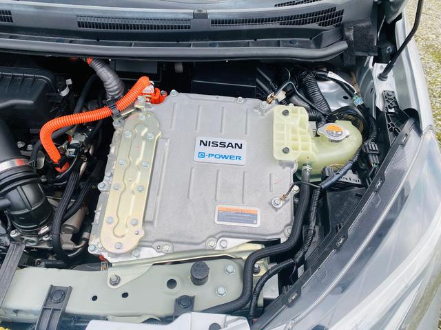 ノート e-パワー X クリソナ BTオーディオ 禁煙 オートライ 横滑防止装置 Rカメラ 運転席助手席エアバック 地デジ AUTOエアコン AUX接続 オートハイビーム 盗難防止システム 衝突安全ボディ ナビTV パワステ(65枚目)