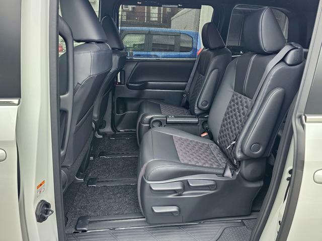 ヴォクシー S-Z 登録済み未使用車・快適利便パッケージHIGH・CD.DVDデッキ・純正ナビ・Bモニタ・フルセグTV・パワーバックドア・両側電動スライドドア・ETC2.0・セーフティセンス・アダプティブクルーズC(8枚目)