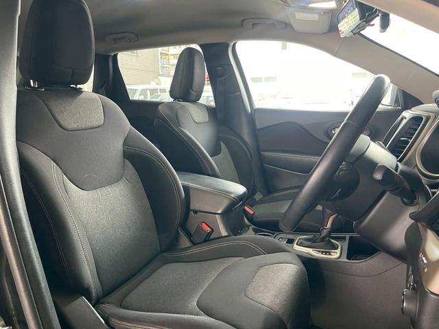 ジープ・チェロキー ロンジチュード　ロンジチュード（５名）純正ナビ・ＴＶ・純正１７インチアルミホイール・ＥＴＣ・ルーフレール・ＨＩＤ・レベライザー・社外デジタルインナーミラー（22枚目）