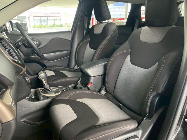 ジープ・チェロキー ロンジチュード　ロンジチュード（５名）純正ナビ・ＴＶ・純正１７インチアルミホイール・ＥＴＣ・ルーフレール・ＨＩＤ・レベライザー・社外デジタルインナーミラー（23枚目）