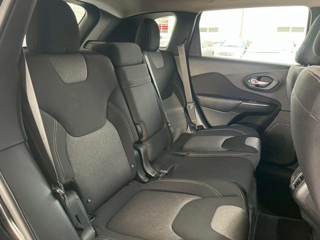 ジープ・チェロキー ロンジチュード　ロンジチュード（５名）純正ナビ・ＴＶ・純正１７インチアルミホイール・ＥＴＣ・ルーフレール・ＨＩＤ・レベライザー・社外デジタルインナーミラー（24枚目）