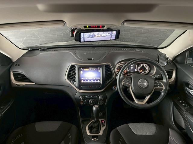 ジープ・チェロキー ロンジチュード　ロンジチュード（５名）純正ナビ・ＴＶ・純正１７インチアルミホイール・ＥＴＣ・ルーフレール・ＨＩＤ・レベライザー・社外デジタルインナーミラー（25枚目）