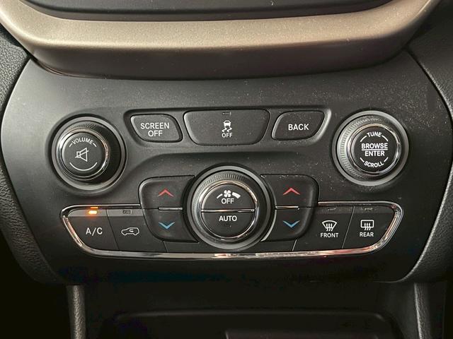 ジープ・チェロキー ロンジチュード　ロンジチュード（５名）純正ナビ・ＴＶ・純正１７インチアルミホイール・ＥＴＣ・ルーフレール・ＨＩＤ・レベライザー・社外デジタルインナーミラー（31枚目）