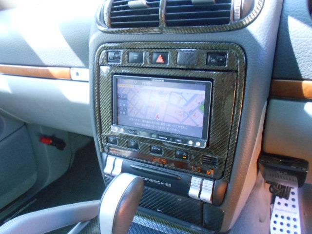 カイエン ベースグレード　社外１セグナビ　ＣＤ　ＤＶＤ　Ｂｌｕｅｔｏｏｔｈ　ＨＩＤヘッドライト　シートヒーター　ＥＴＣ　電格ヒーテッドドアミラー　キーレス　パワーシート　純正アルミホイールＲ２０　オートエアコン　車検整備付（16枚目）