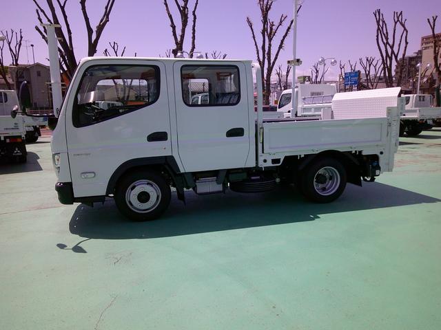 キャンター 　３．０ＤＴ　ダブルキャブ　全低床　垂直パワーゲート　新型　２ｔ積載　５ＭＴ　リアカメラ　６人乗り　リアエアコン　極東製プレスゲート　車両総重量４９００ｋｇ　ＥＺＧＯ　左側電動格納ミラー　ＬＥＤライト（5枚目）