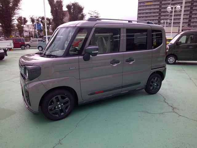 スペーシアギア ハイブリッドＸＺ　届出済未使用車　全方位モニター付９インチメモリーナビゲーション　ＣＶＴ　スズキセーフティサポート　後席両側パワースライドドア　運転席、助手席シートヒーター　ＬＥＤヘッドランプ　ＬＥＤフォグランプ（4枚目）