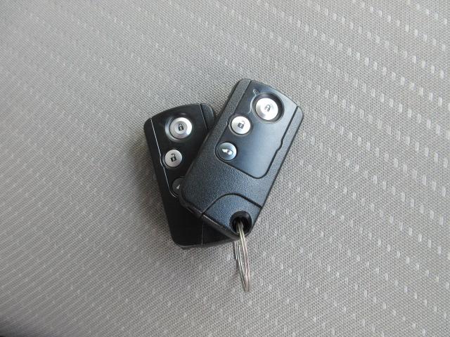 フリードハイブリッド ジャストセレクション　車検２年付き　メモリーナビ　Ｂｌｕｅｔｏｏｔｈ　フルセグＴＶ　バックカメラ　ＥＴＣ　左電動スライドドア　クルーズコントロール　ＨＩＤオートヘッドライト（14枚目）