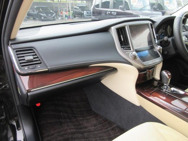クラウンハイブリッド ロイヤルサルーン　車検２年付き　ＨＤＤナビ　Ｂｌｕｅｔｏｏｔｈ　フルセグＴＶ　バックカメラ　ＥＴＣ　ガラスフィルム貼　クルーズコントロール　電動シート　ＨＩＤオートヘッドライト　ＬＥＤフォグライト　ＭＴモード（50枚目）