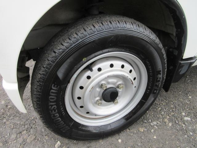 キャリイトラック ＫＣエアコン・パワステ　車検２年付き　５ＭＴシフト　切替４ＷＤ　三方開　ＡＭ・ＦＭラジオ　タイミングチェーン（7枚目）