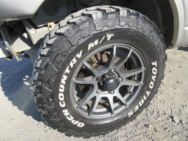 ジムニー ランドベンチャー　最終１０型　５ＭＴ　タニグチマフラー　ＲＡＹＳ１６インチアルミホイールＴＯＹＯオープンカントリーマッドタイヤ２２５／７５　２インチリフトアップ　前後ハーフバンパー　ガラスフィルム貼　ＭＯＭＯステア（11枚目）