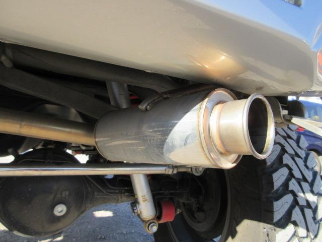 ジムニー ランドベンチャー　最終１０型　５ＭＴ　タニグチマフラー　ＲＡＹＳ１６インチアルミホイールＴＯＹＯオープンカントリーマッドタイヤ２２５／７５　２インチリフトアップ　前後ハーフバンパー　ガラスフィルム貼　ＭＯＭＯステア（13枚目）