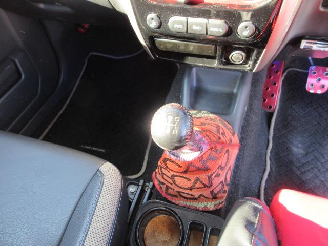 ジムニー ランドベンチャー　最終１０型　５ＭＴ　タニグチマフラー　ＲＡＹＳ１６インチアルミホイールＴＯＹＯオープンカントリーマッドタイヤ２２５／７５　２インチリフトアップ　前後ハーフバンパー　ガラスフィルム貼　ＭＯＭＯステア（15枚目）