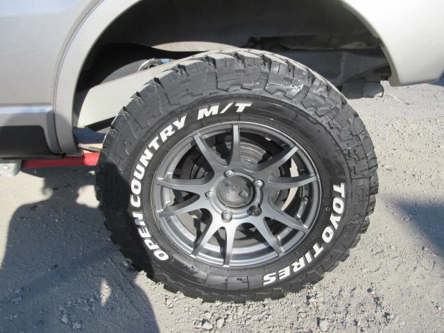 ジムニー ランドベンチャー　最終１０型　５ＭＴ　タニグチマフラー　ＲＡＹＳ１６インチアルミホイールＴＯＹＯオープンカントリーマッドタイヤ２２５／７５　２インチリフトアップ　前後ハーフバンパー　ガラスフィルム貼　ＭＯＭＯステア（25枚目）