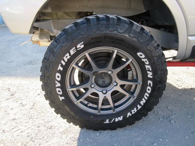 ジムニー ランドベンチャー　最終１０型　５ＭＴ　タニグチマフラー　ＲＡＹＳ１６インチアルミホイールＴＯＹＯオープンカントリーマッドタイヤ２２５／７５　２インチリフトアップ　前後ハーフバンパー　ガラスフィルム貼　ＭＯＭＯステア（26枚目）