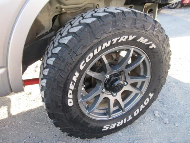 ジムニー ランドベンチャー　最終１０型　５ＭＴ　タニグチマフラー　ＲＡＹＳ１６インチアルミホイールＴＯＹＯオープンカントリーマッドタイヤ２２５／７５　２インチリフトアップ　前後ハーフバンパー　ガラスフィルム貼　ＭＯＭＯステア（27枚目）