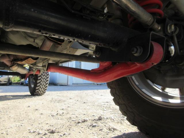 ジムニー ランドベンチャー　最終１０型　５ＭＴ　タニグチマフラー　ＲＡＹＳ１６インチアルミホイールＴＯＹＯオープンカントリーマッドタイヤ２２５／７５　２インチリフトアップ　前後ハーフバンパー　ガラスフィルム貼　ＭＯＭＯステア（28枚目）