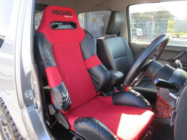 ジムニー ランドベンチャー　最終１０型　５ＭＴ　タニグチマフラー　ＲＡＹＳ１６インチアルミホイールＴＯＹＯオープンカントリーマッドタイヤ２２５／７５　２インチリフトアップ　前後ハーフバンパー　ガラスフィルム貼　ＭＯＭＯステア（29枚目）