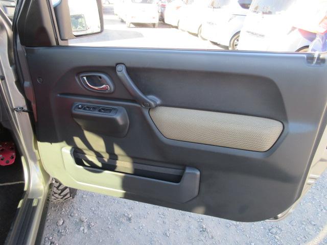 ジムニー ランドベンチャー　最終１０型　５ＭＴ　タニグチマフラー　ＲＡＹＳ１６インチアルミホイールＴＯＹＯオープンカントリーマッドタイヤ２２５／７５　２インチリフトアップ　前後ハーフバンパー　ガラスフィルム貼　ＭＯＭＯステア（30枚目）