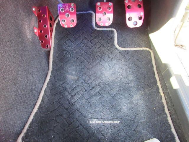 ジムニー ランドベンチャー　最終１０型　５ＭＴ　タニグチマフラー　ＲＡＹＳ１６インチアルミホイールＴＯＹＯオープンカントリーマッドタイヤ２２５／７５　２インチリフトアップ　前後ハーフバンパー　ガラスフィルム貼　ＭＯＭＯステア（31枚目）