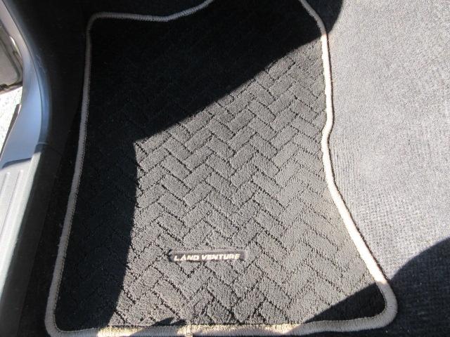 ジムニー ランドベンチャー　最終１０型　５ＭＴ　タニグチマフラー　ＲＡＹＳ１６インチアルミホイールＴＯＹＯオープンカントリーマッドタイヤ２２５／７５　２インチリフトアップ　前後ハーフバンパー　ガラスフィルム貼　ＭＯＭＯステア（45枚目）