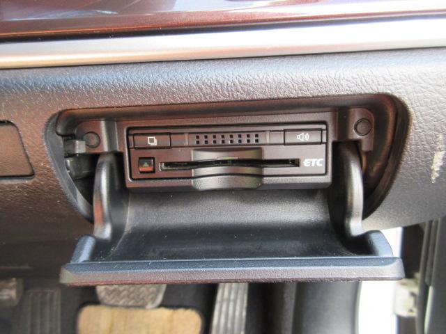 クラウンハイブリッド ロイヤルサルーン　車検２年付き　雹害　ＨＤＤナビ　ＢｌｕｅｔｏｏｔｈフルセグＴＶ　バックカメラ　ＥＴＣ　革電動シートヒーター＆クーラー　ＨＩＤオートヘッドライト　ＬＥＤフォグライト　純正１７インチアルミホイール（14枚目）