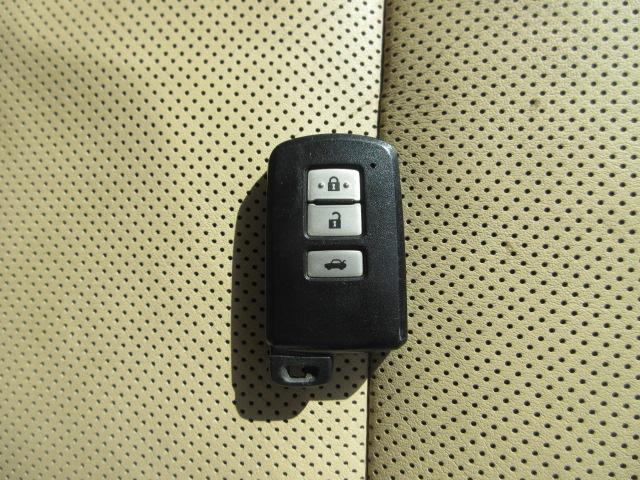 クラウンハイブリッド ロイヤルサルーン　車検２年付き　雹害　ＨＤＤナビ　ＢｌｕｅｔｏｏｔｈフルセグＴＶ　バックカメラ　ＥＴＣ　革電動シートヒーター＆クーラー　ＨＩＤオートヘッドライト　ＬＥＤフォグライト　純正１７インチアルミホイール（15枚目）