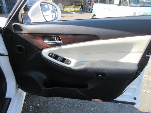 クラウンハイブリッド ロイヤルサルーン　車検２年付き　雹害　ＨＤＤナビ　ＢｌｕｅｔｏｏｔｈフルセグＴＶ　バックカメラ　ＥＴＣ　革電動シートヒーター＆クーラー　ＨＩＤオートヘッドライト　ＬＥＤフォグライト　純正１７インチアルミホイール（25枚目）