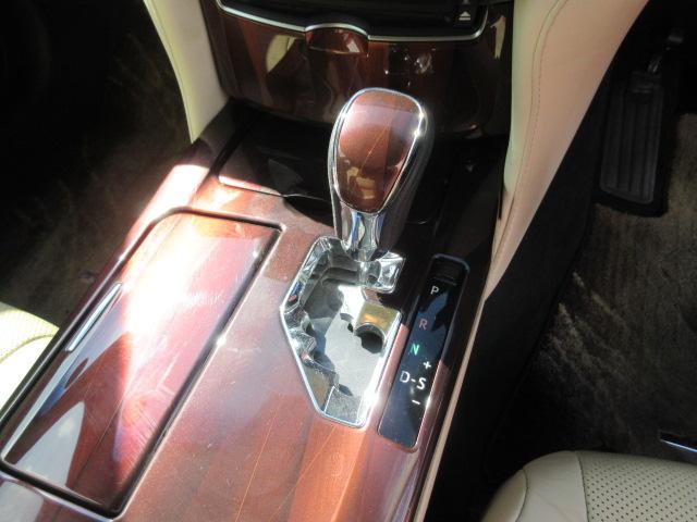 クラウンハイブリッド ロイヤルサルーン　車検２年付き　雹害　ＨＤＤナビ　ＢｌｕｅｔｏｏｔｈフルセグＴＶ　バックカメラ　ＥＴＣ　革電動シートヒーター＆クーラー　ＨＩＤオートヘッドライト　ＬＥＤフォグライト　純正１７インチアルミホイール（28枚目）