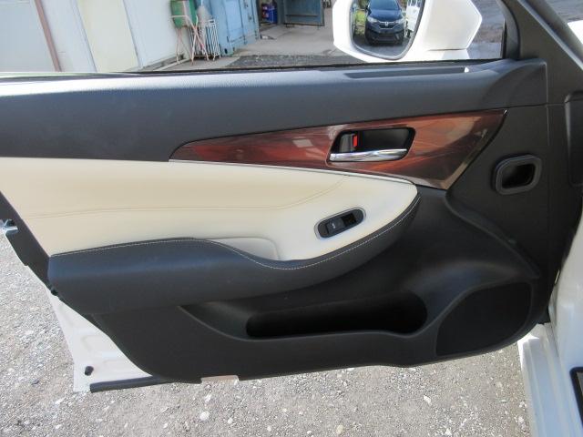 クラウンハイブリッド ロイヤルサルーン　車検２年付き　雹害　ＨＤＤナビ　ＢｌｕｅｔｏｏｔｈフルセグＴＶ　バックカメラ　ＥＴＣ　革電動シートヒーター＆クーラー　ＨＩＤオートヘッドライト　ＬＥＤフォグライト　純正１７インチアルミホイール（50枚目）