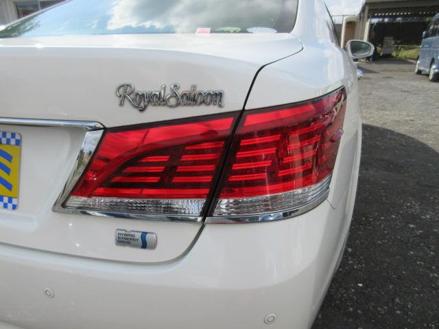 クラウンハイブリッド ロイヤルサルーン　車検２年付き　雹害　ＨＤＤナビ　ＢｌｕｅｔｏｏｔｈフルセグＴＶ　バックカメラ　ＥＴＣ　革電動シートヒーター＆クーラー　ＨＩＤオートヘッドライト　ＬＥＤフォグライト　純正１７インチアルミホイール（61枚目）