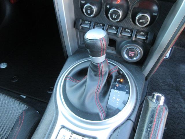 ８６ ＧＴ　ＭＴモードパドルシフト　ＳＤナビ　ＢｌｕｅｔｏｏｔｈフルセグＴＶ　バックカメラ　ＥＴＣ　ガラスフィルム貼　純正１７インチアルミホイール　ＨＩＤオートヘッドライト　フォグライト（12枚目）