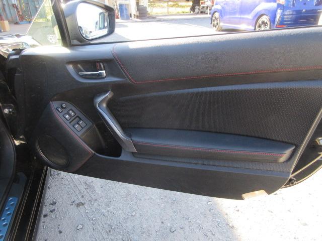 ８６ ＧＴ　ＭＴモードパドルシフト　ＳＤナビ　ＢｌｕｅｔｏｏｔｈフルセグＴＶ　バックカメラ　ＥＴＣ　ガラスフィルム貼　純正１７インチアルミホイール　ＨＩＤオートヘッドライト　フォグライト（26枚目）