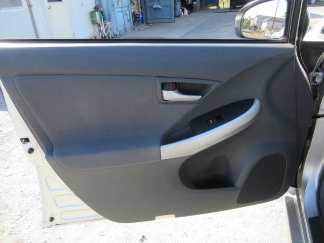 プリウス Ｌ　車検２年付き　ＤＶＤナビ　ＥＴＣ　純正１５インチアルミホイール　サイド・カーテンエアバック　スマートキー　プッシュスタート　ステアリモコン（48枚目）