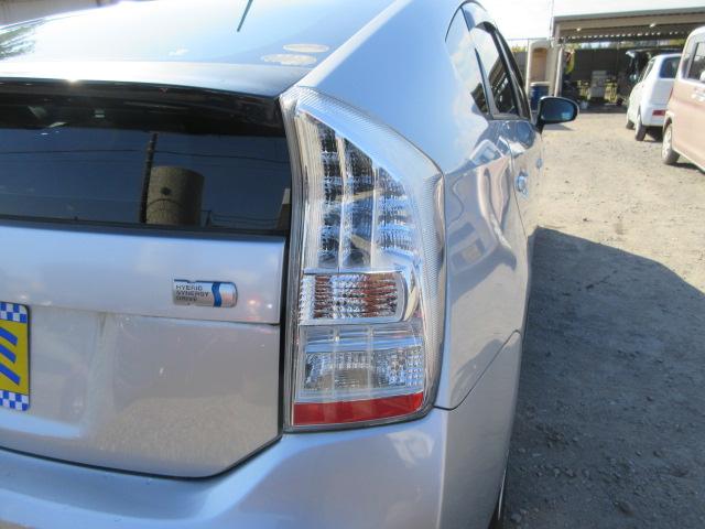 プリウス Ｌ　車検２年付き　ＤＶＤナビ　ＥＴＣ　純正１５インチアルミホイール　サイド・カーテンエアバック　スマートキー　プッシュスタート　ステアリモコン（56枚目）