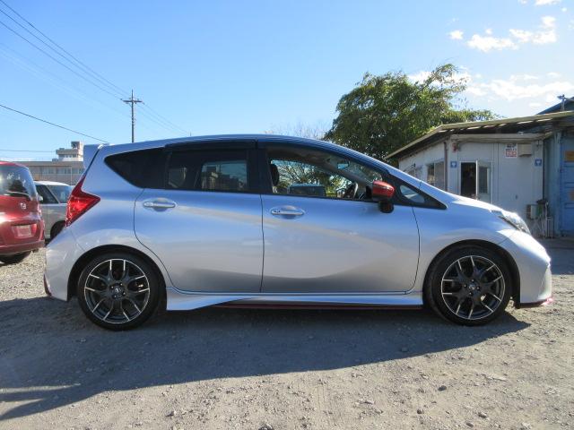 ノート ニスモ　Ｓ　車検２年付き　５ＭＴシフト　ＳＤナビ　ＢｌｕｅｔｏｏｔｈフルセグＴＶ　バックカメラ　純正１７インチアルミホイール　ＬＥＤオートヘッドライト　リヤフォグ　サブウーファー（8枚目）